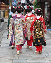 Geishas dans les rues de Tokyo